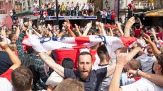Βρετανία: Εκτοξεύτηκαν τα κρούσματα στους 20άρηδες Άγγλους μετά το Euro