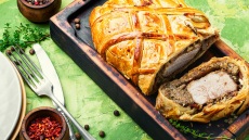 Μοσχαράκι Wellington: Από πού κρατάει η «σκούφια» του; (+ συνταγή)