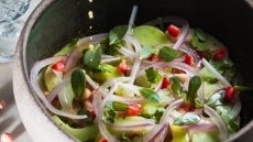 Ρεβίθια με σάλτσα πιπεριάς (aguachile), ατζούρι, πεπόνι και λουίζα