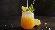 Midnight Stinger: Το κοκτέιλ που φτιάχνεται με λικέρ από το 1845!