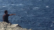 Ανάμεσα στους Ήλιους: Το βιβλίο του Παναγιώτη Αγγελόπουλου για τη Σίκινο