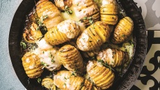 Τραγανές πατάτες με θυμάρι και γραβιέρα