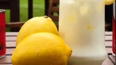 Λεμονάδα σαν Pina Colada; H συνταγή για τo viral καλοκαιρινό ρόφημα με λεμόνι