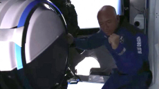 Τζεφ Μπέζος: Έγραψε ιστορία στο Διάστημα - «Ανώμαλη» η προσγείωση στη Γη