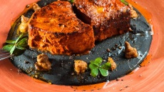 Ξιφίας ζαραντεάδο με κρέμα φασολιών και φρέσκιας βανίλιας