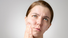 Κορωνοϊός – Εμβόλιο: Η απροσδόκητη και τρομακτική παρενέργεια που αποτυπώνεται στο πρόσωπο