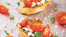 Μπρουσκέτες με φέτα, ντομάτα, βασιλικό και πέστο Τζενοβέζε