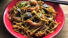 Noodles με γαρίδες, λαχανικά και σάλτσα τεριγιάκι με μελάσα