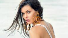 Μαρία Κορινθίου: Απαντά στα αρνητικά σχόλια για την πόζα της δίπλα στην Παναγία... με νέες φωτογραφίες!