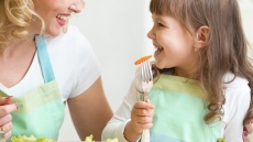 Το κόλπο για να κάνετε τα παιδιά σας να τρώνε περισσότερα λαχανικά