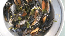 Μύδια αχνιστά με ξύσμα λεμονιού