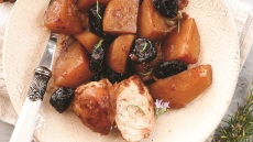 Κοτόπουλο με ξερά δαμάσκηνα και πατάτες