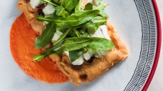 Ταμάλ κρητικής μπανάνας με κατσικίσια μυζήθρα και σταμναγκάθι