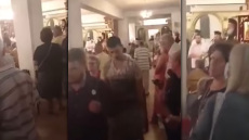 Νεάπολη Θεσσαλονίκης: O μητροπολίτης κήρυττε υπέρ του εμβολιασμού, ο «ψεκασμένος» φώναζε «αίσχος» - Δείτε βίντεο 