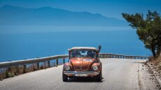 Tour de Samos 2021: Πραγματοποιήθηκε για τρίτη φορά η παρέλαση ιστορικών αυτοκινήτων στη Σάμο