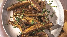 Η εποχή της μελιτζάνας: 4 απίστευτα νόστιμες συνταγές