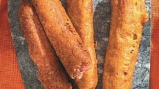 Corn Dogs, αλλιώς λουκάνικα σε ξυλάκια: Ο καλύτερος μπιρομεζές!