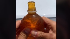 Παγωμένο μέλι σαν καραμέλα: το νέο viral trend του TikΤok