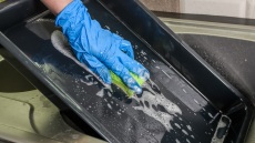 Πώς καθαρίζουμε ταψιά με καμένο-κολλημένο φαγητό;