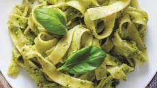 Παπαρδέλες με πέστο βασιλικού (pesto alla Genovese)