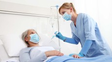 Κορωνοϊός- Ασθενείς: Τι προκαλεί τις επικίνδυνες θρομβώσεις – Τα φάρμακα που τις αποτρέπουν