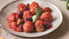 Κεφτεδάκια με ελιές και φρέσκια ντομάτα