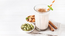 Λάσι: Το παγωμένο γιαουρτοποτό από την Ινδία που μας βοηθά ν’ αντέξουμε τον καύσωνα!