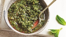 Φτιάχνουμε σπιτικό και δροσερό πέστο δυόσμου