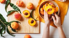 Το μυστικό που θα αλλάξει τον τρόπο που κόβατε μέχρι τώρα τα ροδάκινα (ΒΙΝΤΕΟ)