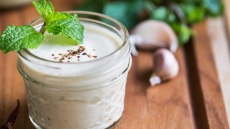 Απογειώνουμε τις σαλάτες με βινεγκρέτ ταχίνι!