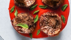 Κολοκυθοανθοί γεμιστοί με ξυνόχοντρο και λαχανικά σε σάλτσα (μόλε) δυόσμου