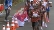 Ολυμπιακοί Αγώνες: Γάλλος μαραθωνοδρόμος έκανε σαμποτάζ στους αντιπάλους του, πετώντας τα νερά στο έδαφος!