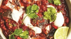 Μελιτζάνες κοκκινιστές στην κατσαρόλα με πάπρικα και γιαούρτι