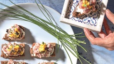 Ταρτάρ μοσχαριού πάνω σε φρυγανισμένο ψωμί, με καλαμπόκι και μαγιονέζα τρούφας