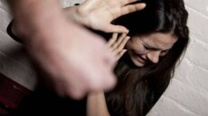 Ηράκλειο: Πάτησε το panic button για να σωθεί από τον ανήλικο γιο της