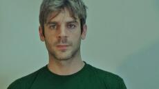 Χάρης Τζωρτζάκης: Έστησε θερινό σινεμά στη Νότια Εύβοια για να βοηθήσει τους πληγέντες της πυρκαγιάς