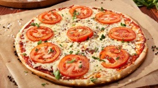 Φτιάχνουμε σπιτική πίτσα με τραγανή λεπτή ζύμη
