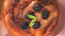 Τάρτα τατέν πεπονιού με μαυροδάφνη