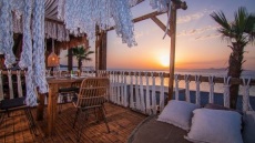 Amalfi Coast, Ρόδος: Ένα beach bar από το πρωί ως το βράδυ