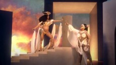 Cardi B: Ημίγυμνη και σαν αρχαία Ελληνίδα θεά στο νέο της βίντεο κλιπ με τίτλο Rumors