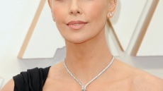 Αυτό είναι το διατροφικό πρόγραμμα της καλλίγραμμης Charlize Theron