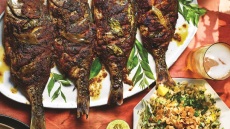 Τσιπούρα ψητή με κόκκινη πάστα κάρι και σαλάτα ρυζιού με μάνγκο