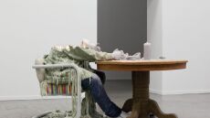 Tα κέρινα γλυπτά του Urs Fischer σε έκθεση στο Bourse de Commerce στο Παρίσι