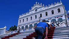 Δεκαπενταύγουστος: Η Ελλάδα γιορτάζει σήμερα την Κοίμηση της Θεοτόκου - Αυστηρά μέτρα στις εκκλησίες