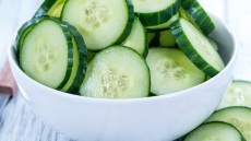 Η πιο εύκολη και δροσιστική σαλάτα του καλοκαιριού