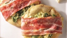 Τυλιχτή σπανακόπιτα με μπέικον