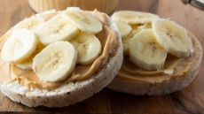 Υγιεινό και χορταστικό σνακ με ρυζογκοφρέτες