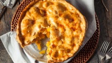 Πώς να φτιάξετε την πιο νόστιμη ροδακινόπιτα του καλοκαιριού