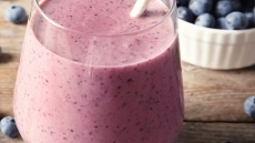 Ο σωστός τρόπος για να ετοιμάσουμε ένα υγιεινό keto smoothie