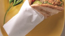 Ψητός μπακαλιάρος σε πίτα για σουβλάκι